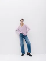 Sweater de punto color lila, con escote en V y mangas largas.