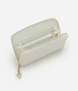 Billetera grande de cuero sintético blanco con diseño acolchado en forma de rombos. Tiene cierre de cremallera, detalle de logo metálico dorado y dije colgante triangular.