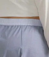 Falda midi de tricoline celeste y blanco, con cintura elastizada en la parte trasera y pliegues frontales en contraste.