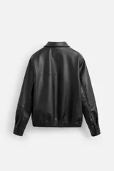Cazadora negra relaxed fit confeccionada en tejido efecto piel. Tiene cuello solapa, manga larga con puño abotonado, bolsillos de vivo en cadera, bolsillo interior, bajo con elástico y cierre frontal de cremallera.