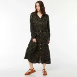 Vestido camisero midi de manga larga con estampado abstracto en tonos verde oliva y negro. Tiene cuello camisero, cierre frontal con botones dorados y cinturón de lazo.