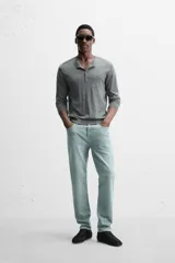 Pantalón de jean azul oscuro, corte slim fit, tiro medio, cinco bolsillos, tejido elástico y efecto lavado.