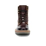 Bota de cuero color marrón con cordones negros, suela de goma y tecnología impermeable.