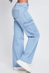 Pantalón de jeans azul de corte ancho, con bolsillos laterales tipo cargo.
