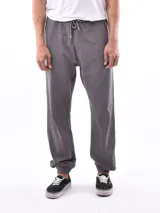 Pantalón de jogging gris con cintura elástica ajustable con cordón y puños elásticos.