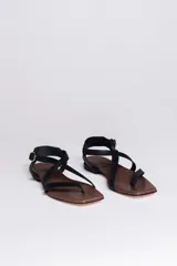 Sandalia de cuero negra con tiras finas y plantilla acolchada.