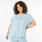 Blusa celeste con cuello mao y mangas cortas remangables.