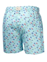 Short de baño celeste con estampado de ballenas en azul y gris. Tiene cintura elástica con cordón ajustable y bolsillos laterales.