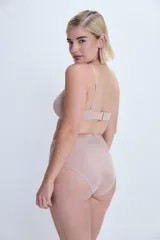 Bombacha vedetina alta color piel, con paneles de tul en los laterales.