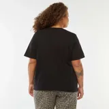 Camiseta negra de punto con cuello redondo y mangas cortas. Presenta un bordado con motivos florales en el bajo.