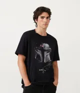 Remera negra de corte regular, con cuello redondo y mangas cortas. Estampado frontal con el casco de The Mandalorian.