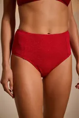 Bombacha tiro alto color negro con textura brillante.