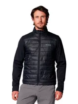 Chaqueta híbrida Columbia para hombre, color negro. Presenta un cuerpo acolchado con aislamiento Thermator reciclado y mangas de tejido softshell elástico y transpirable. Tiene cuello alto, cierre frontal completo y bolsillos laterales con cremallera.