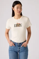 Remera de algodón color crema con cuello redondo y mangas cortas. Estampado frontal con el logo de Levi's en negro y flores.