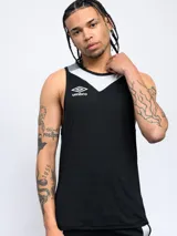 Musculosa de entrenamiento Umbro negra con cuello y sisas en gris. Logo de la marca estampado en el pecho.