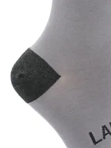 Calcetines grises de caña media con puntera y talón reforzados en color negro. Presentan un dibujo de un labrador dorado sentado y las letras 'RKF' en la parte superior y 'LAB' en la parte inferior.