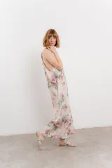 Mono largo de lino con estampado floral en tonos azules, escote en V pronunciado, tirantes anchos y bolsillos laterales.