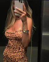 Vestido largo de microtul elastizado con estampado animal print. Tiene breteles finos regulables y es transparente.