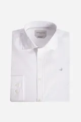 Camisa blanca de manga larga texturizada, tejida en dobby, con cuello italiano y cartera abotonada. Tiene un logo bordado en el pecho.