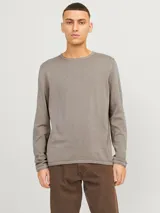 Sweater de punto color gris topo, de manga larga y cuello redondo.
