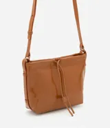 Bolso transversal pequeño color marrón, confeccionado en poliuretano, con correa fina ajustable y cierre de cremallera.