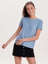 Camiseta celeste con textura calada, de manga corta y cuello redondo.