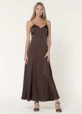 Vestido largo color chocolate confeccionado en satén, con breteles finos, escote en V y paneles laterales de encaje.