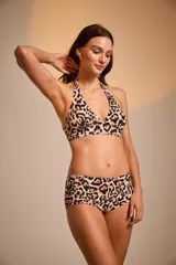Conjunto de bikini con estampado animal print, compuesto por un corpiño triangular con tiras finas y una bombacha tipo short.