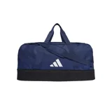 Bolso de deporte Adidas Tiro League, color azul marino con base negra y logo blanco. Cuenta con doble asa de mano, correa de hombro ajustable, compartimento principal con cierre en forma de U, bolsillo lateral de malla y compartimento inferior rígido.