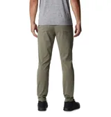 Pantalón de trekking color beige, con tecnología Omni-Shield de repelencia al agua y Omni-Shade de protección solar UPF 50. Cuenta con elástico parcial en la cintura, bolsillos para las manos, bolsillo de seguridad con cremallera y bolsillos traseros.