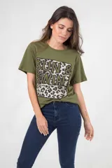 Remera verde militar con estampado de letras y animal print.