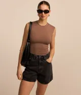 Short de jean negro con tiro alto, corte mom, bolsillos delanteros y traseros.
