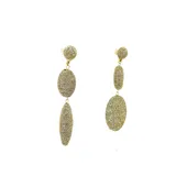 Aros colgantes largos con tres esferas de hilos dorados brillantes.