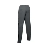 Pantalón deportivo Under Armour de hombre, color gris, confeccionado en tejido ripstop elástico resistente al viento y forro de malla transpirable. Cuenta con pretina elástica con cordón, bolsillos abiertos y cierres en los tobillos.