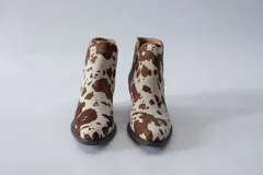 Botinetas texanas de caña corta con estampado animal print, taco bajo y cierre lateral.