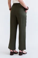 Pantalón de lino azul de corte palazzo.