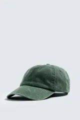 Gorra verde de algodón con efecto lavado y ajuste trasero.