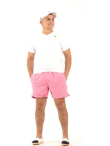 Short de baño amarillo con cintura elástica y logo pequeño en la pierna.