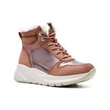 Bota acordonada marrón con detalles en charol y cuello de piel sintética blanca.