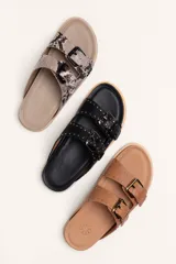 Sandalias marrones de cuero vacuno con doble tira y hebillas metálicas ajustables.