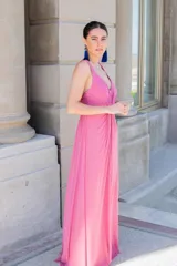 Vestido largo color rosa con escote en V y drapeado en la cintura.