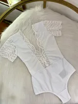 Body blanco de lycra con encaje y microtul, de manga corta y espalda descubierta.