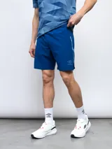 Short de entrenamiento azul eléctrico de tejido elástico en cuatro direcciones, con logo de Umbro estampado en la pierna izquierda y detalles laterales.