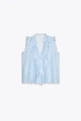 Blusa celeste sin mangas con escote en V y volantes.