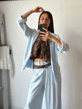 Pantalón celeste de lino de corte palazzo.