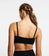 Top deportivo color borgoña con breteles finos y espalda deportiva.