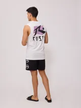 Short de baño negro con logo de la marca Rusty estampado en blanco en la pierna derecha.