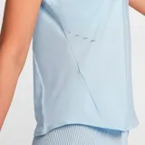 Remera deportiva Nike Dri-Fit Swift para mujer, color celeste con logo reflectivo en el pecho.