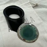 Cinturón de cuero vacuno negro con hebilla redonda de alpaca y piedra ágata verde.