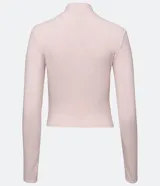 Blusa cropped de ribana color rosa claro, con cuello alto y mangas largas.